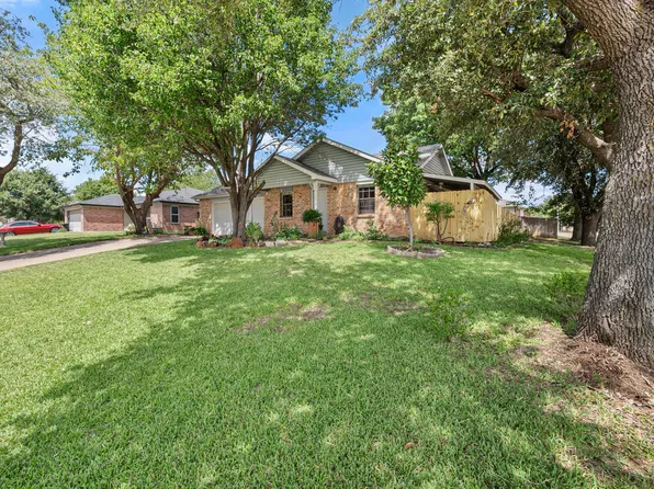 800 Blue Ridge Dr, Burleson, TX 76028