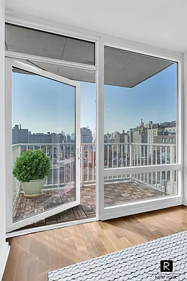 Sold by R New York | media 5