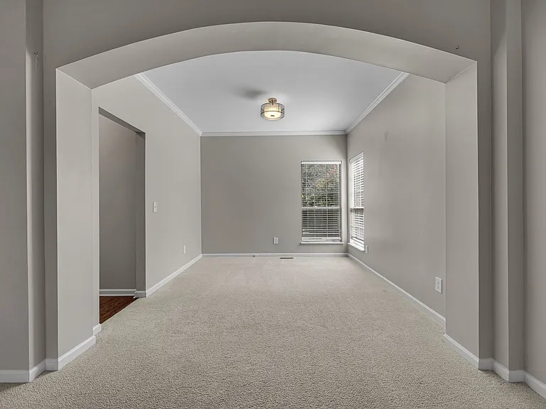128 Clarendon Cir — Photo 10