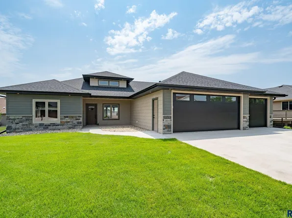 2805 E Augusta Cir, Brandon, SD 57005