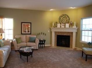 734 N Sleepy Holw, Aurora, IL 60446