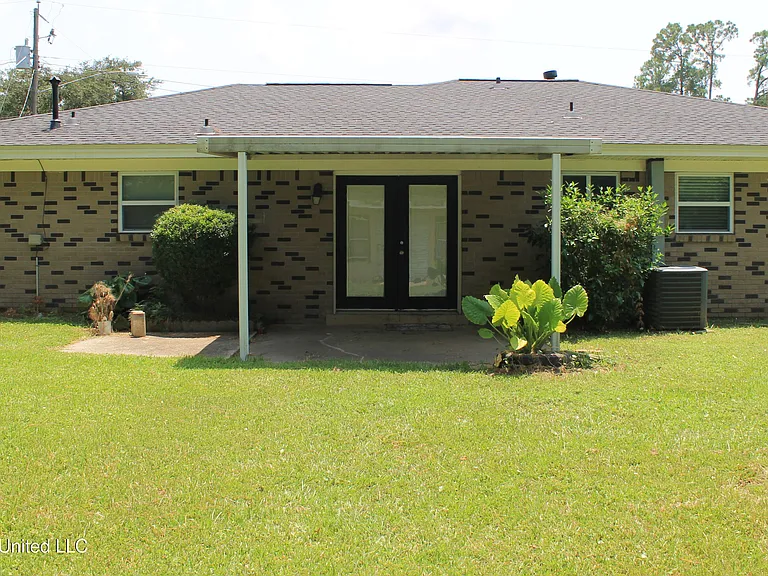 218 Alverado Dr — Photo 17