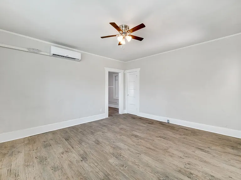 310 E Lambright St — Photo 35