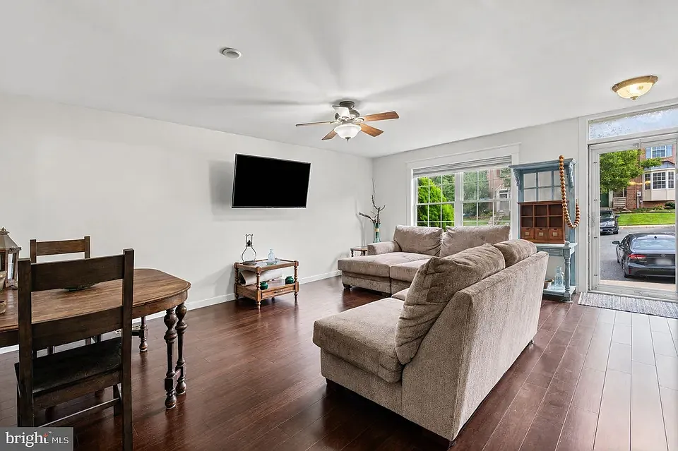 3 bed, 1870 sqft, $2,700 — Photo 3