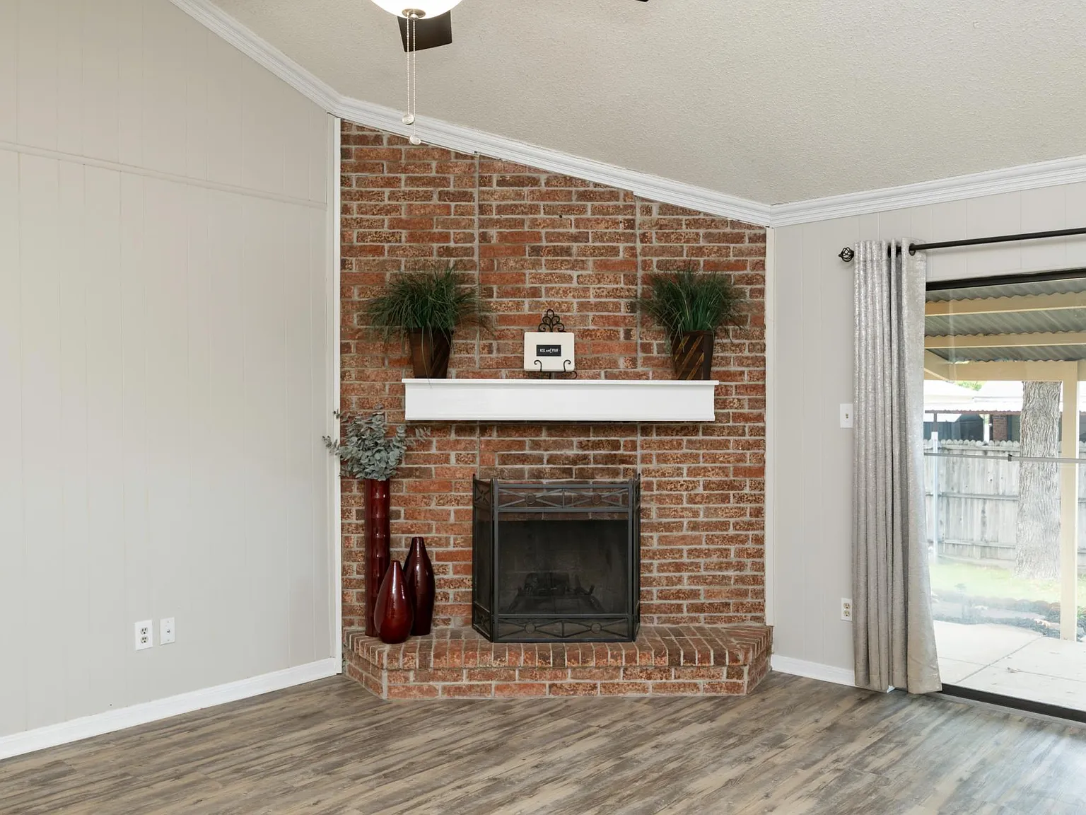 3 bed, 1410 sqft, $2,250 — Photo 2