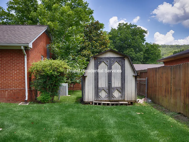 823 Stanhope Dr NE — Photo 28