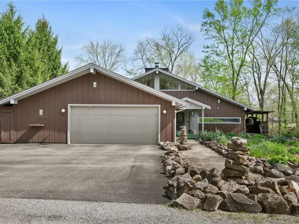 3132 Lake Rd, New Castle, PA 16102