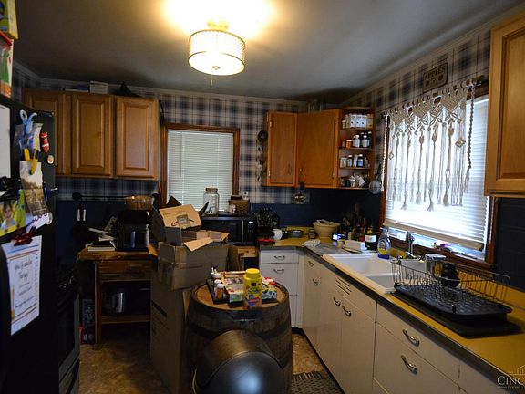 5th image of 576 Mountain St