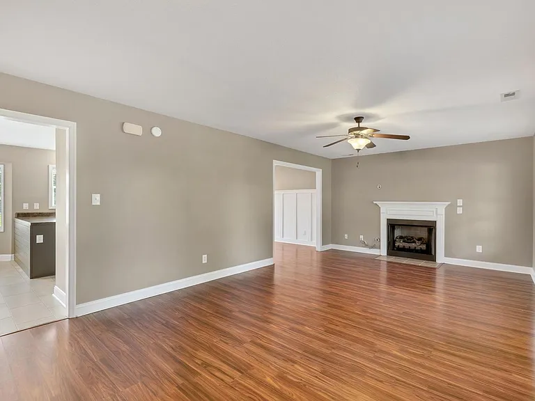 324 Beacon Ln — Photo 3
