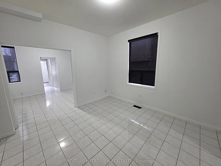 1075 Dufferin St — Photo 3