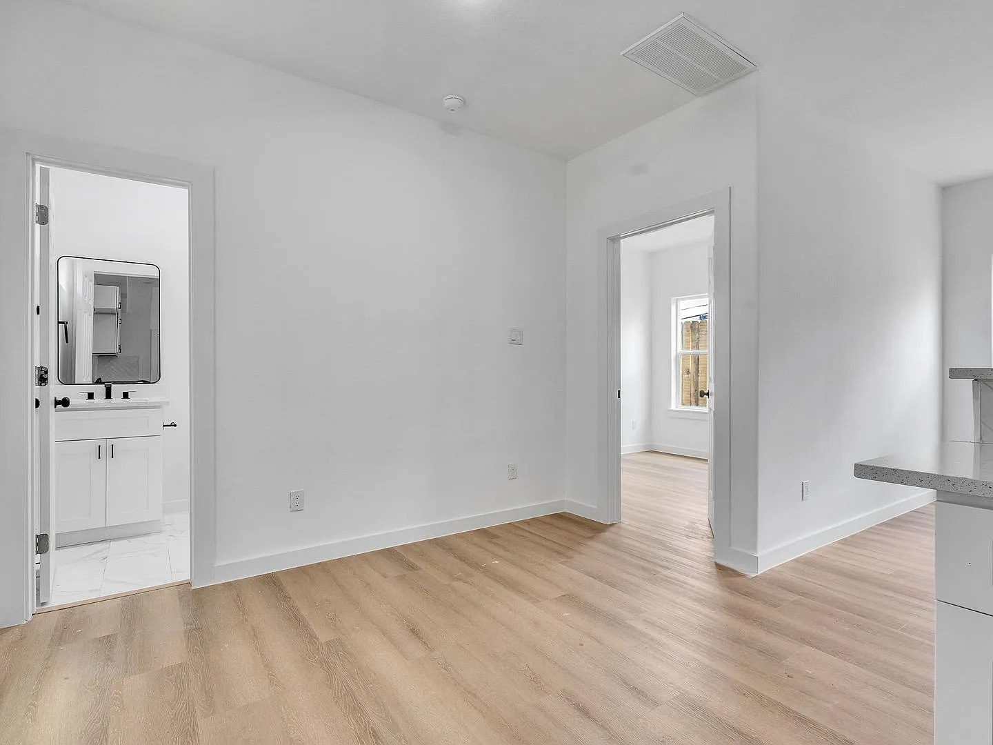 Brand New 3 Bed / 3.5 Bath Duplex Move-In Ready! — Photo 4
