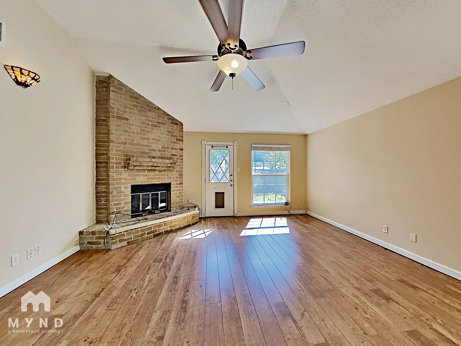 3 bed, 2.0 bath, 1476 sqft, $1,995 — Photo 2