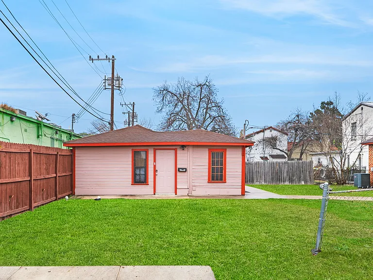 3106 N Zarzamora St — Photo 14