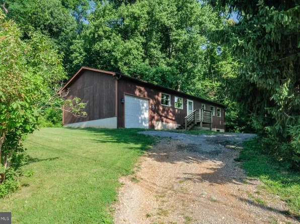 16 Headwaters Rd, Chester Gap, VA 22623