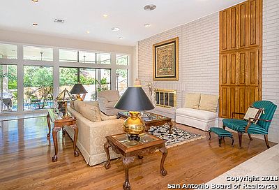5th image of 210 Country Wood Dr