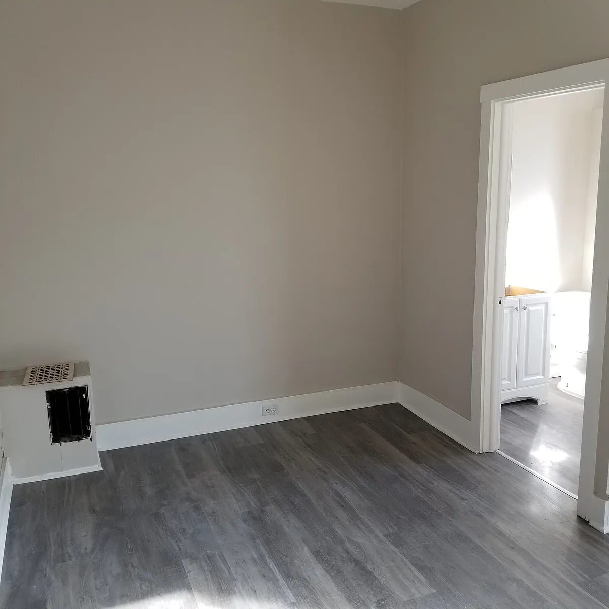 Building Photo - 124 W Benson St #1