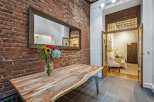 Rented by Luxian International Realty LLC | media 41