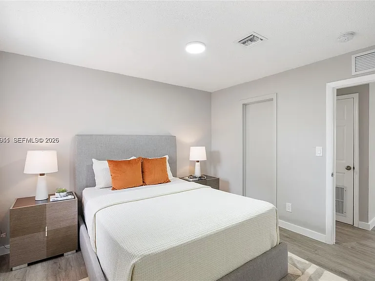 308 SW 14th St #2 — Photo 3
