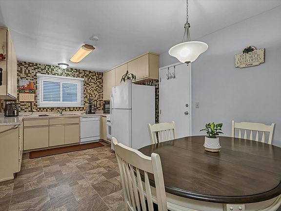 5th image of 2464 Maclennan Street