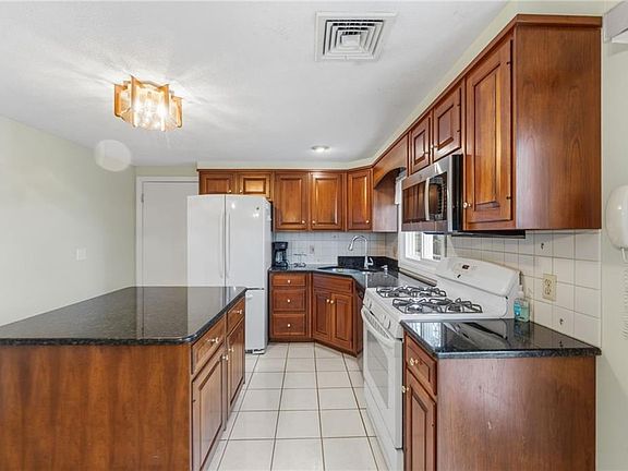 4th image of 137 Monterey Dr