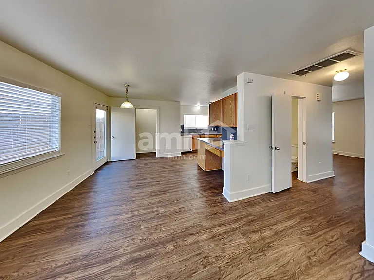 817 Lightningbug Ln — Photo 4