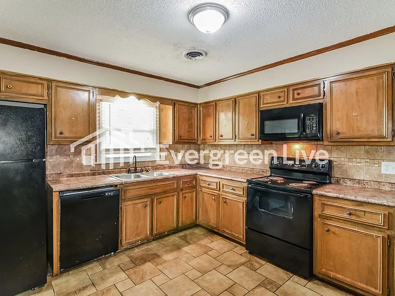 2124 Cottingham Dr — Photo 4