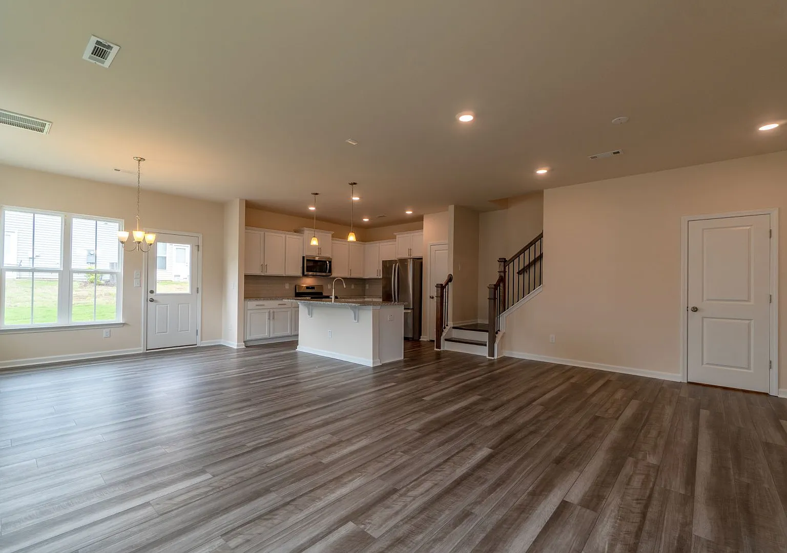 Spacious 3BR/3BA Home with Modern Finishes — Photo 4