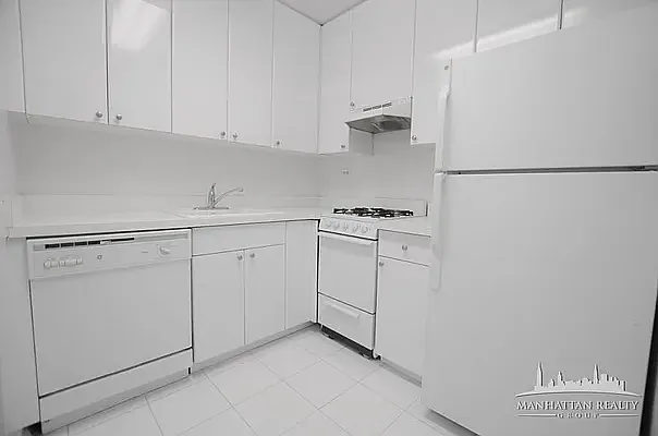 Rented by Manhattan Realty Group | media 8