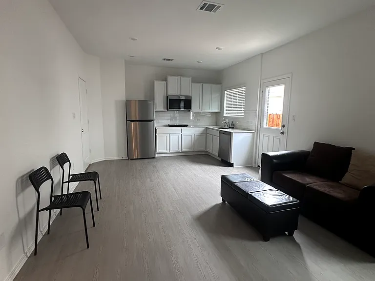 1320 Pickerel St #1 — Photo 3