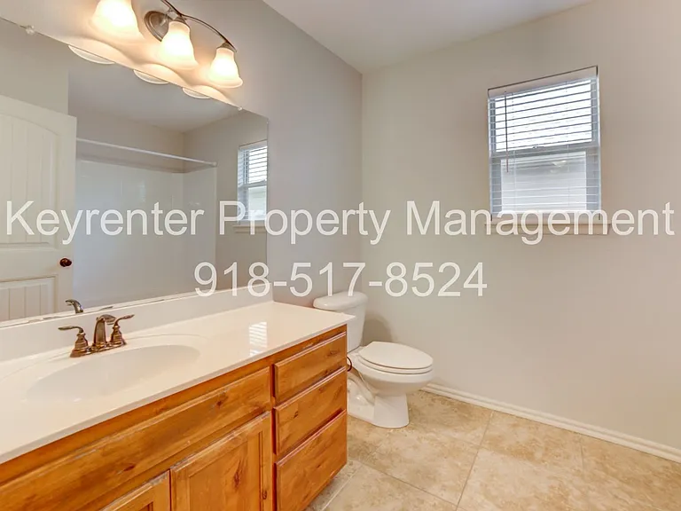 1911 W Canton Pl — Photo 18