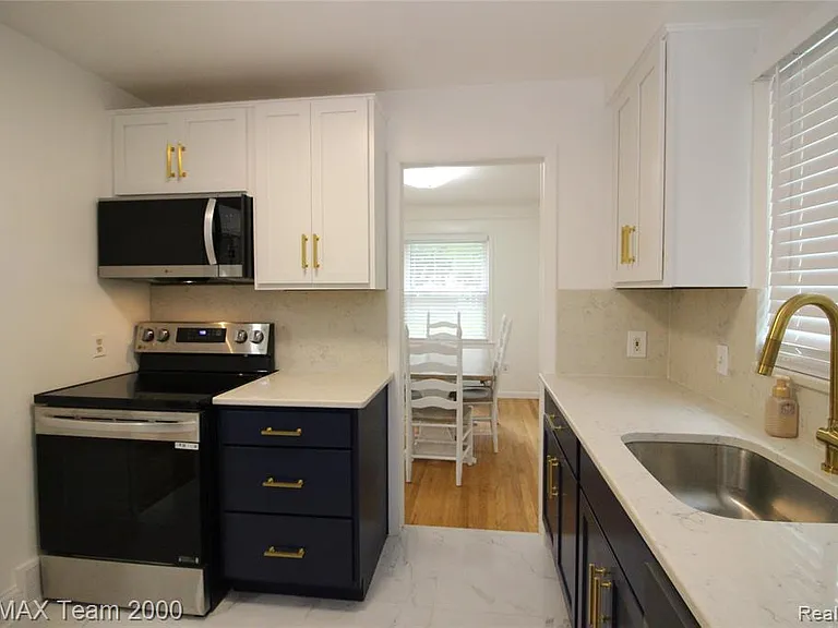 24301 Colgate St — Photo 6