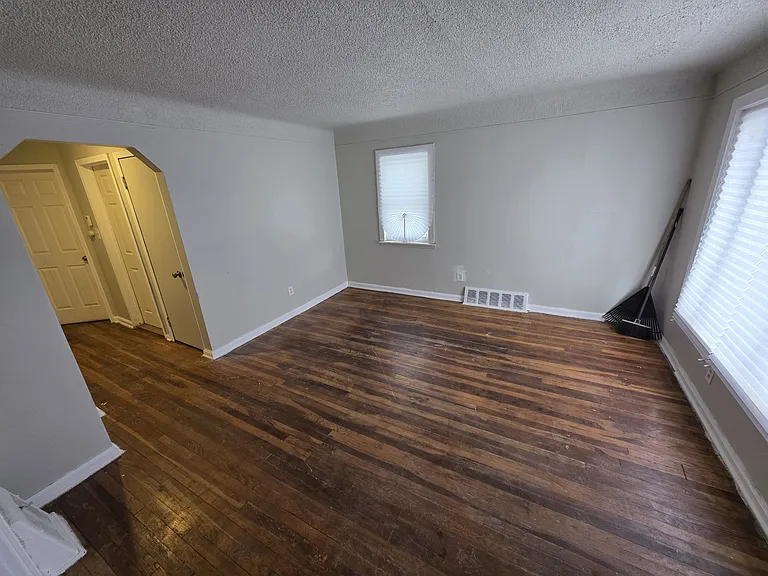 8461 Plainview Ave — Photo 14
