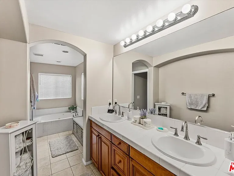 3653 W Medici Ln — Photo 32
