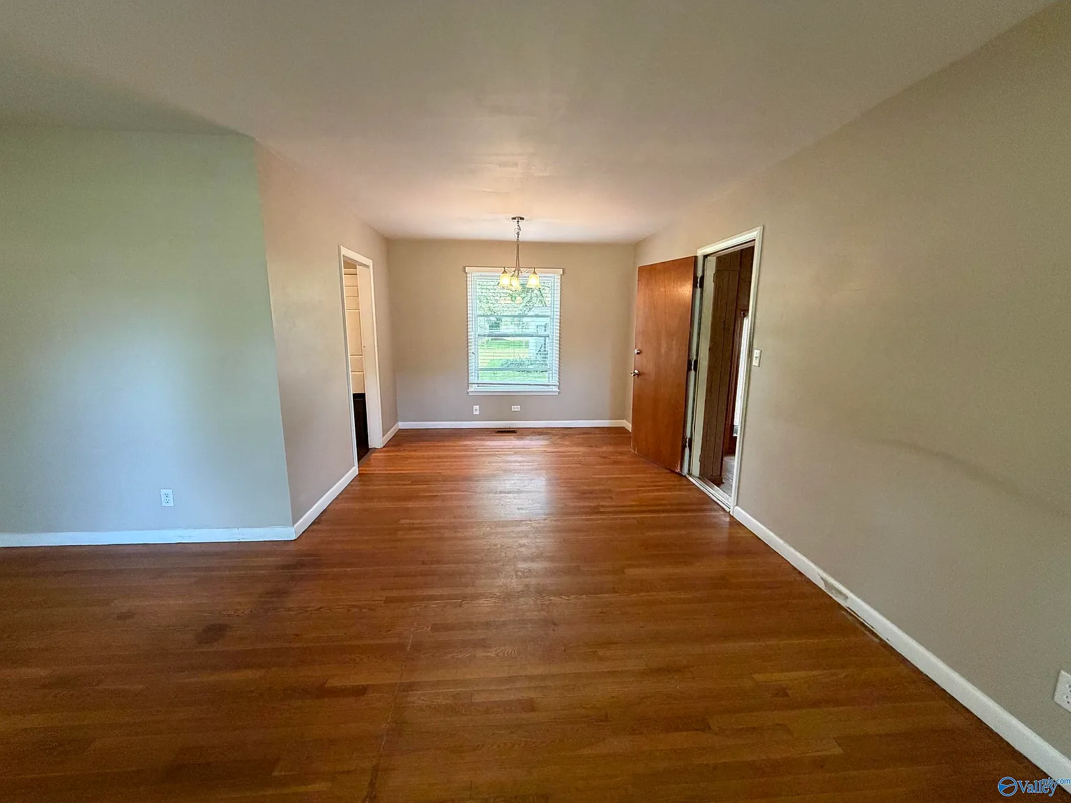 3 bed, 1.0 bath, 1497 sqft, $1,300 — Photo 3
