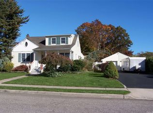 871 Grundy Ave, Holbrook, NY 11741