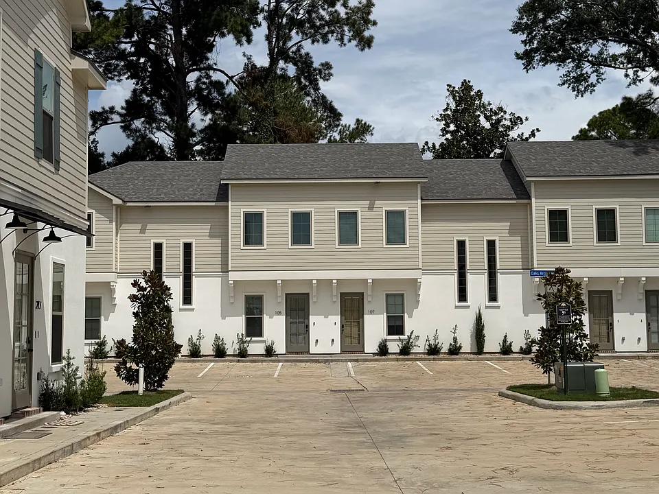 210 Steiner Oaks #211