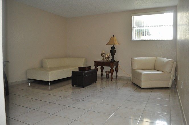 2nd image of 606 W 81st St APT 225