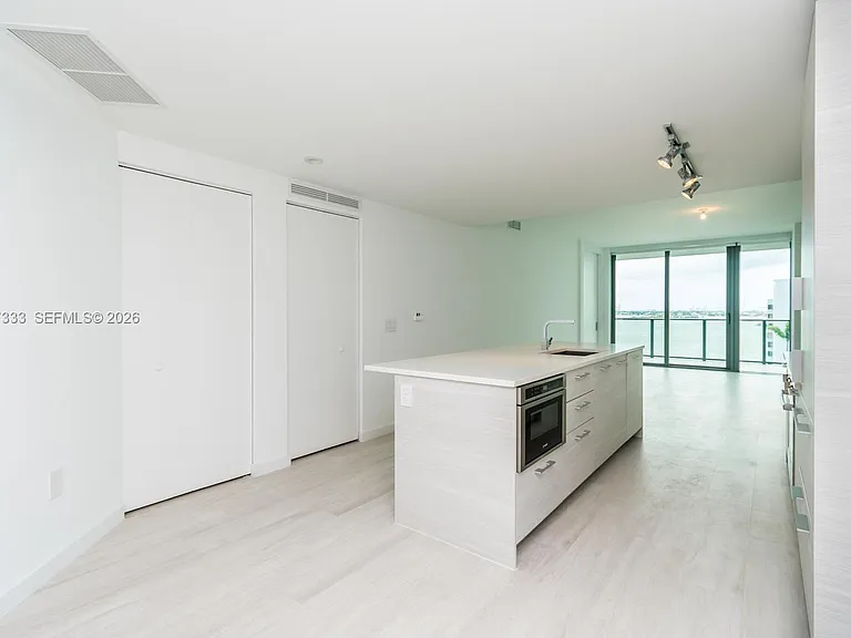 650 NE 32nd St #805 — Photo 16