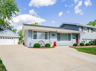 610 W Berkley Ln, Hoffman Estates, IL 60169