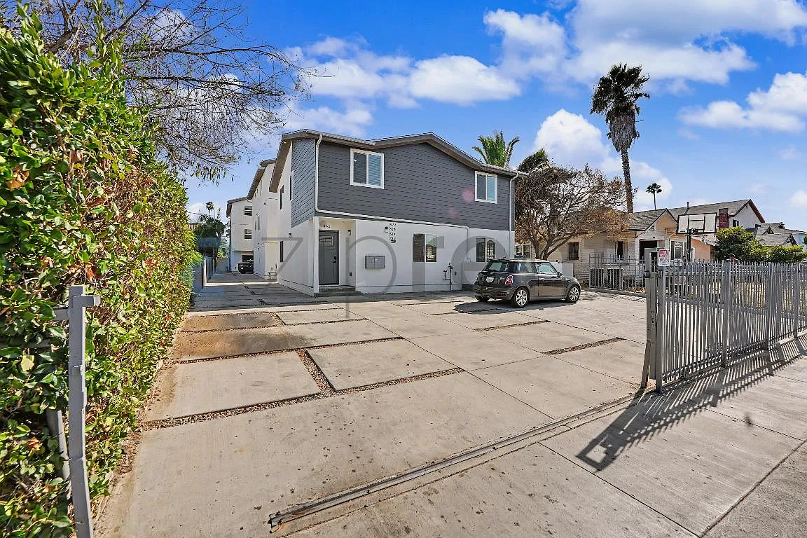 5 bed, 2500 sqft, $4,400 — Photo 2
