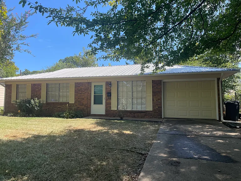 2405 Broadview Ave — Photo 1