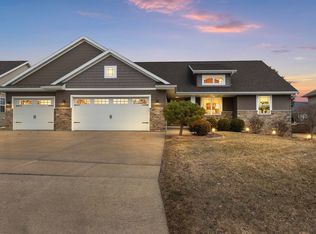 345 Crosswinds Ln, Green Bay, WI 54311