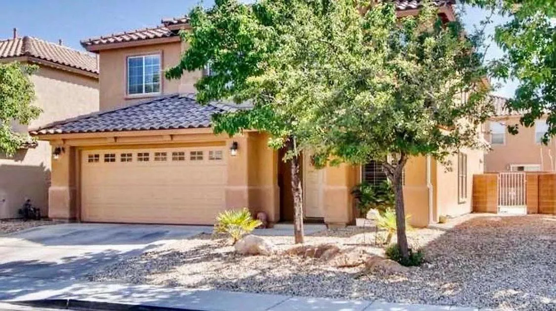 5 bed, 2.5 bath, 2790 sqft, $2,700 — Photo 2