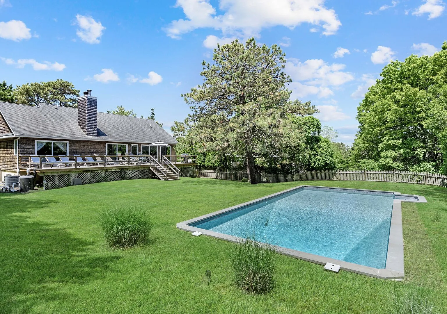 Spacious Southampton Home in Shinnecock Hills, Heated Pool — Photo 1