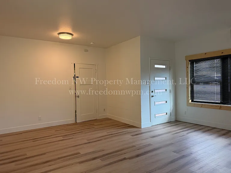 105 W Walnut St — Photo 5