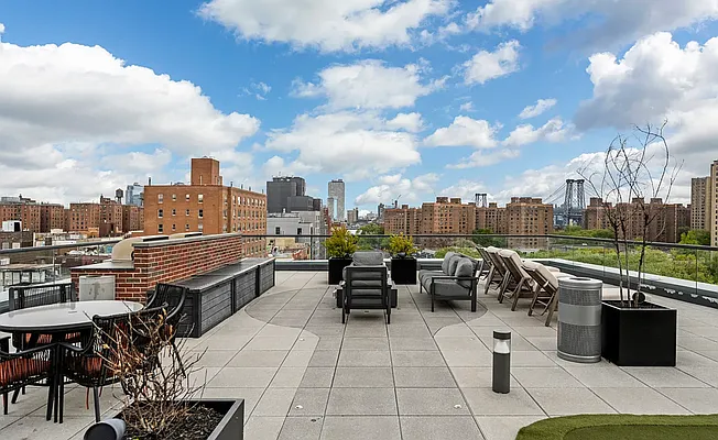 Rented by Manhattan Realty Group | media 37