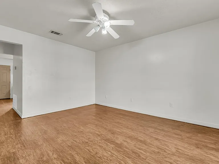 1301 Louisville St — Photo 3