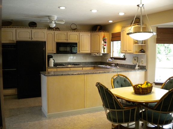 Gourmet eat-in kitchen