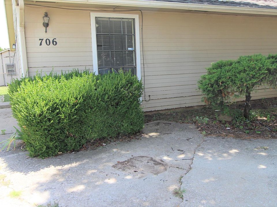 1st image of 706 NE 11th St