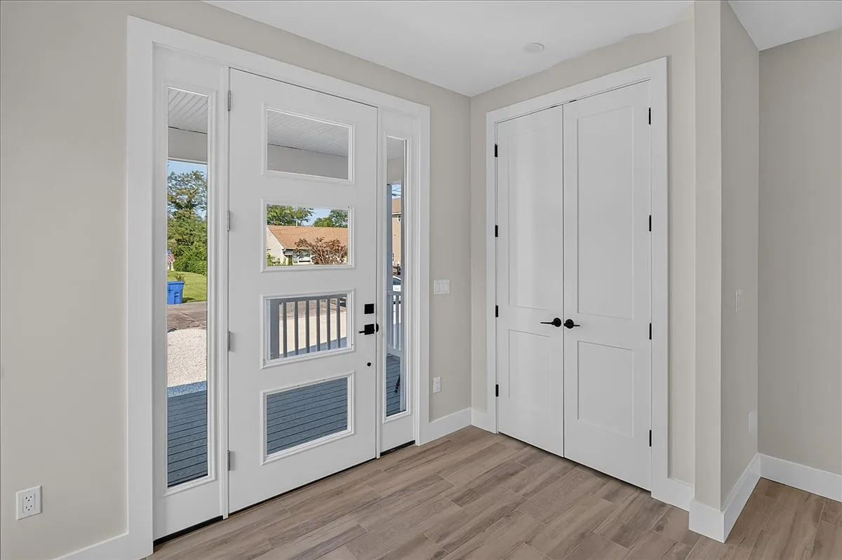 4 bed, 2400 sqft, $4,700 — Photo 3